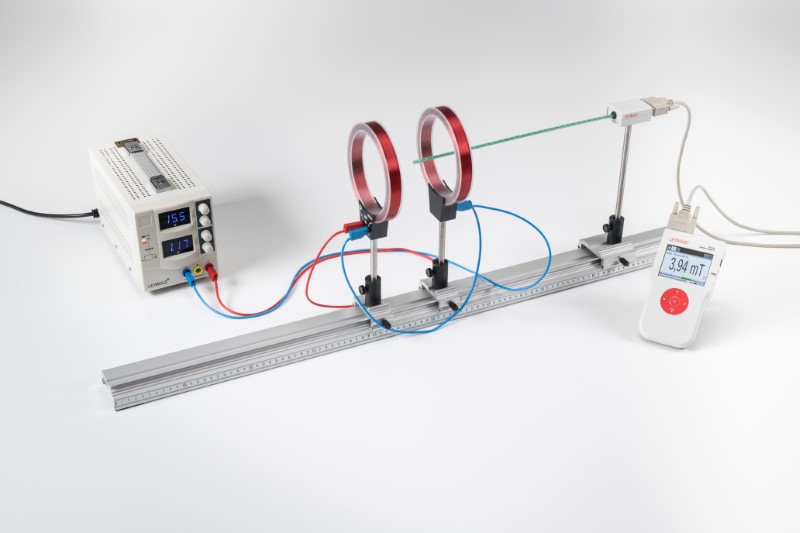 Magnetfeldmessung an einem Spulenpaar in Helmholtz-Anordnung