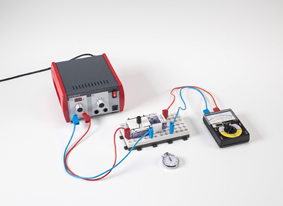 Laden und Entladen eines Kondensators beim Ein- und Ausschalten von Gleichspannung - Messung mit einem Multimeter