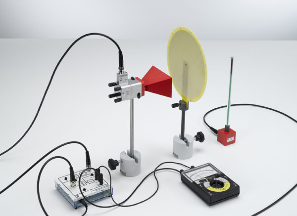 Feldverlauf und Polarisation von Mikrowellen vor einer Hornantenne