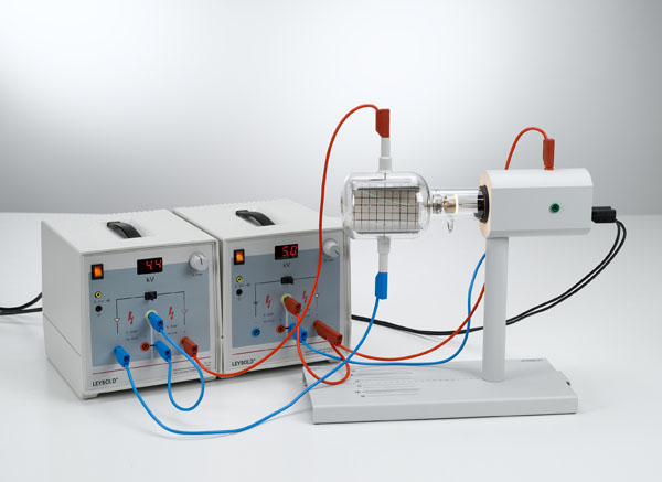 Untersuchung der Ablenkung von Elektronen in elektrischen und magnetischen Feldern